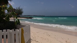 On the beach, white sand - Maxwell Beach Apartment (Oistins)