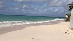 On the beach, white sand - Maxwell Beach Apartment (Oistins)
