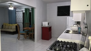 Private kitchen - Maxwell Beach Apartment (Oistins)