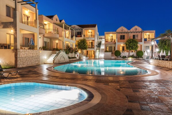 季节性开放的室外游泳池，10:00 至 18:00 开放，池畔遮阳伞，日光浴躺椅