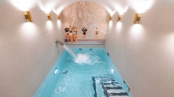 Thác nước hồ bơi