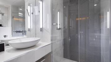 Een douche, gratis toiletartikelen, badjassen, pantoffels