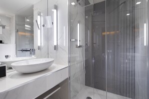 Ducha, artículos de tocador gratuitos, batas, pantuflas