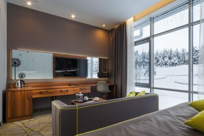 Minibar, caja de seguridad en la habitación y escritorio 