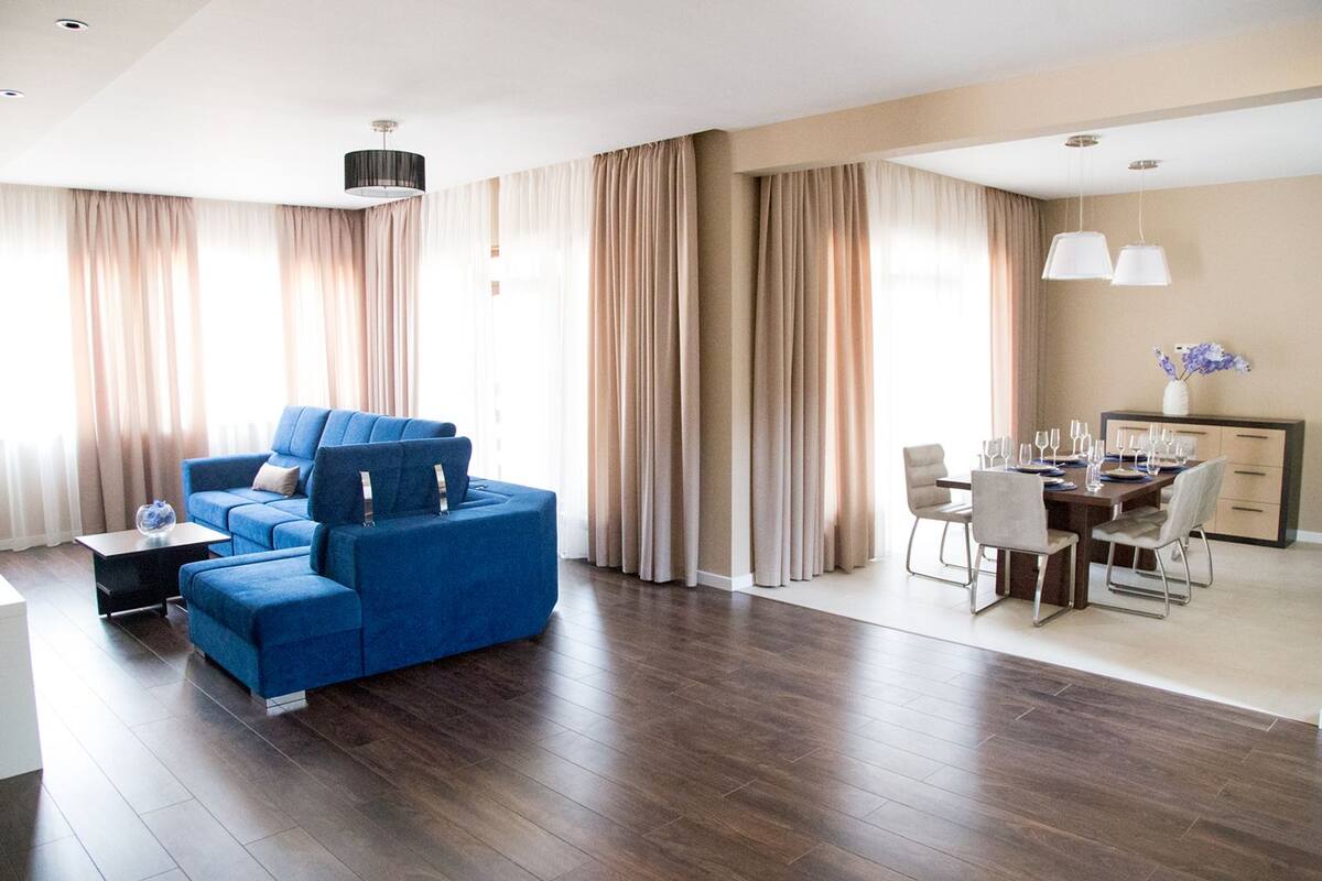 Executive cottage, 4 slaapkamers | Een minibar, een kluis op de kamer, een bureau, geluiddichte muren
