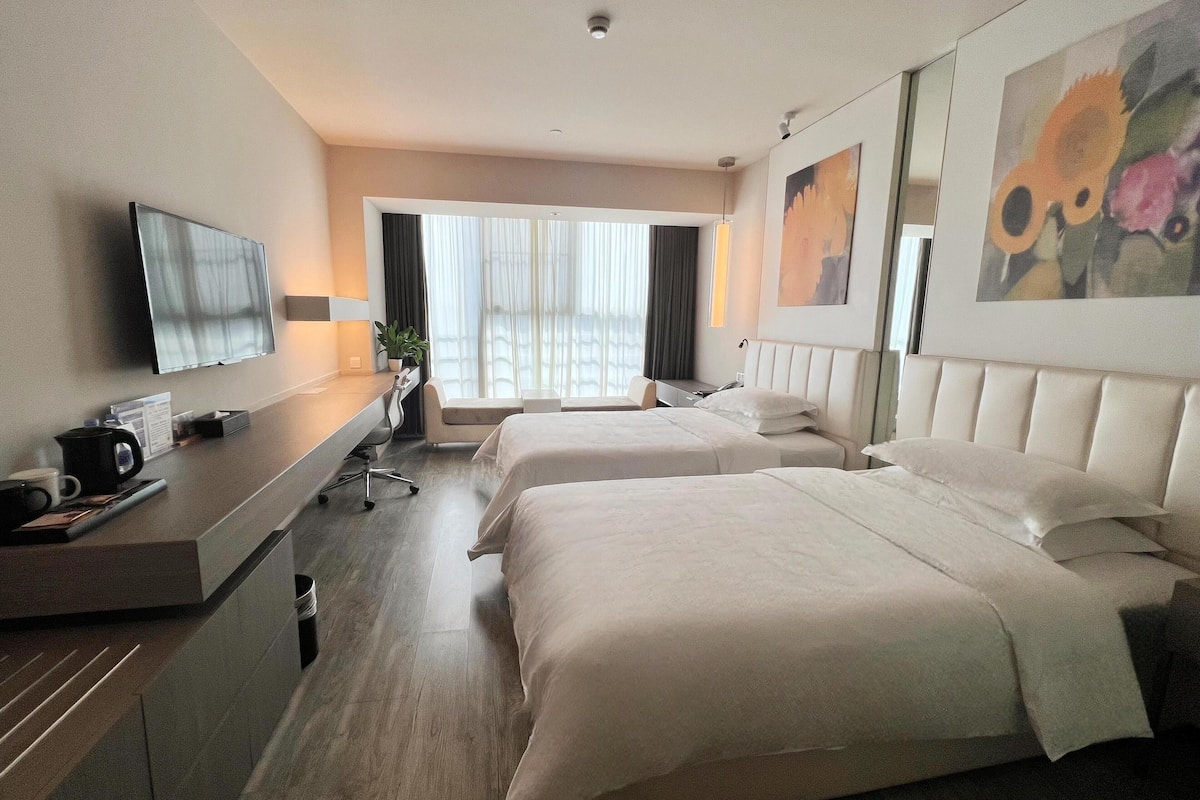 Twin Room (Super Sassy) | Minibar, in-room safe, desk, blackout drapes