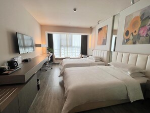 Twin Room (Super Sassy) | Bar mini, peti besi dalam bilik, meja, langsir/tirai gelap terus 