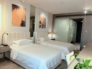 Twin Room (Extreme Sassy) | Minibar, in-room safe, desk, blackout drapes - Metropolo Hangzhou Railway Station East (Hangzhou)