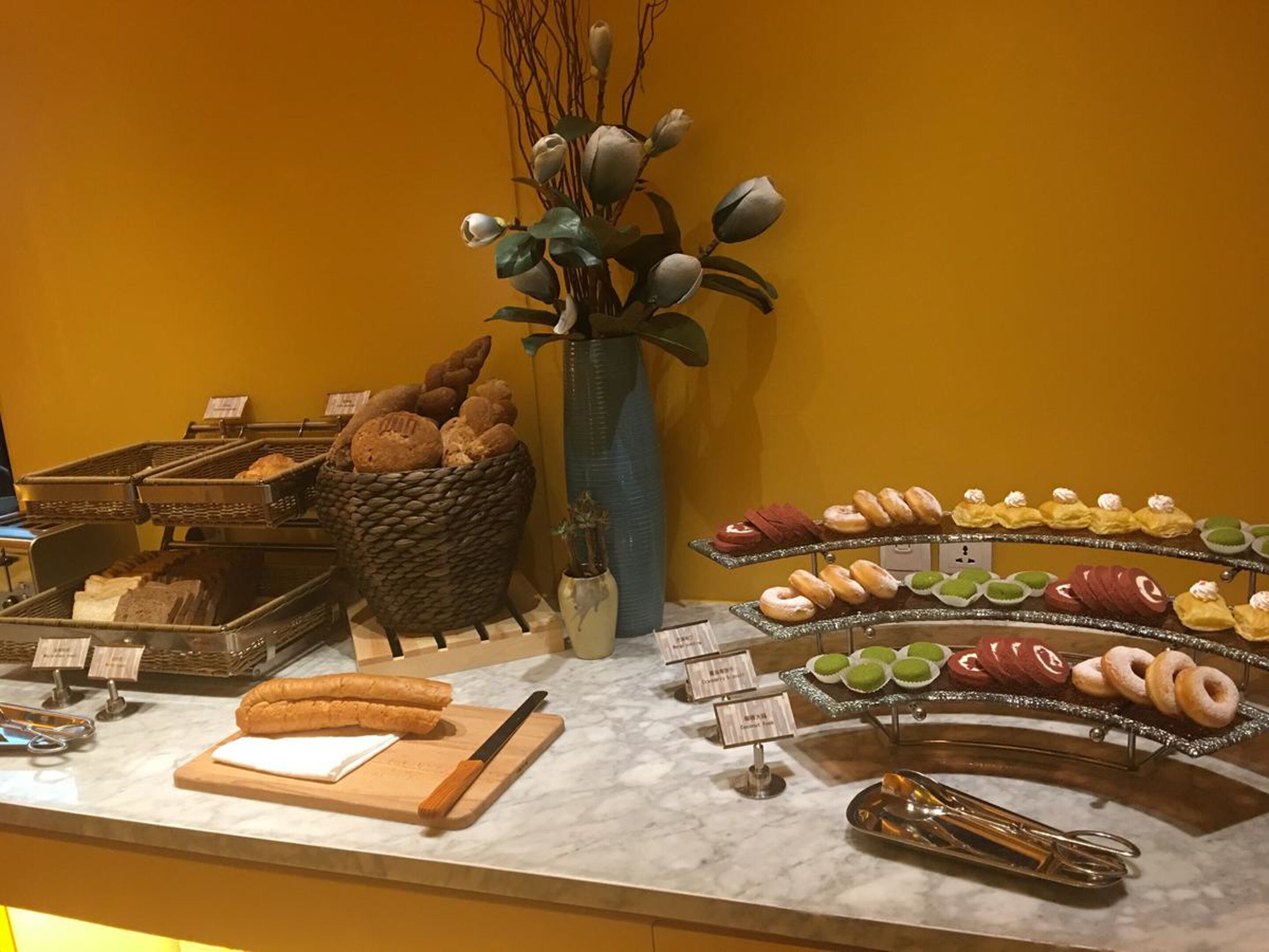 daily buffet breakfast (cny 68 per person)