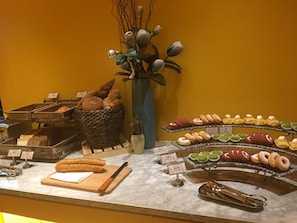 Daily buffet breakfast for a fee