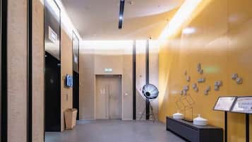 Daily buffet breakfast (CNY 68 per person)