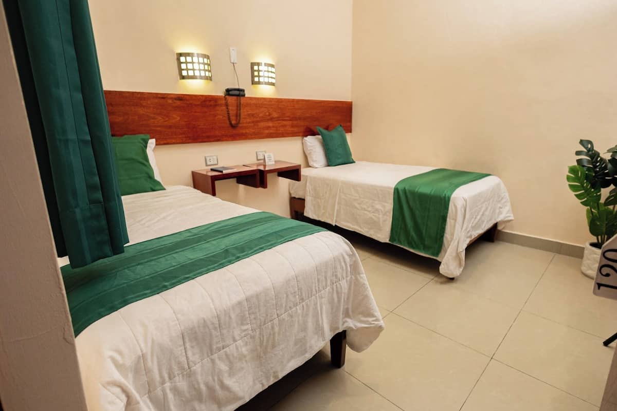 Habitació amb dos llits individuals, aire condicionat | Escriptori, wifi gratuïta i roba de llit