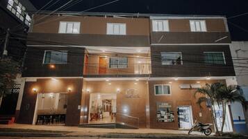 Vista frontal de la propiedad