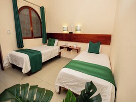 Habitación con 2 camas individuales, Aire acondicionado | Escritorio, wifi gratis, ropa de cama y accesible en silla de ruedas