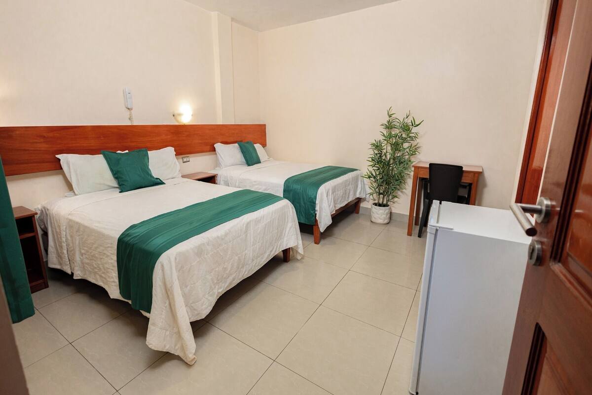 Escritorio, wifi gratis y ropa de cama