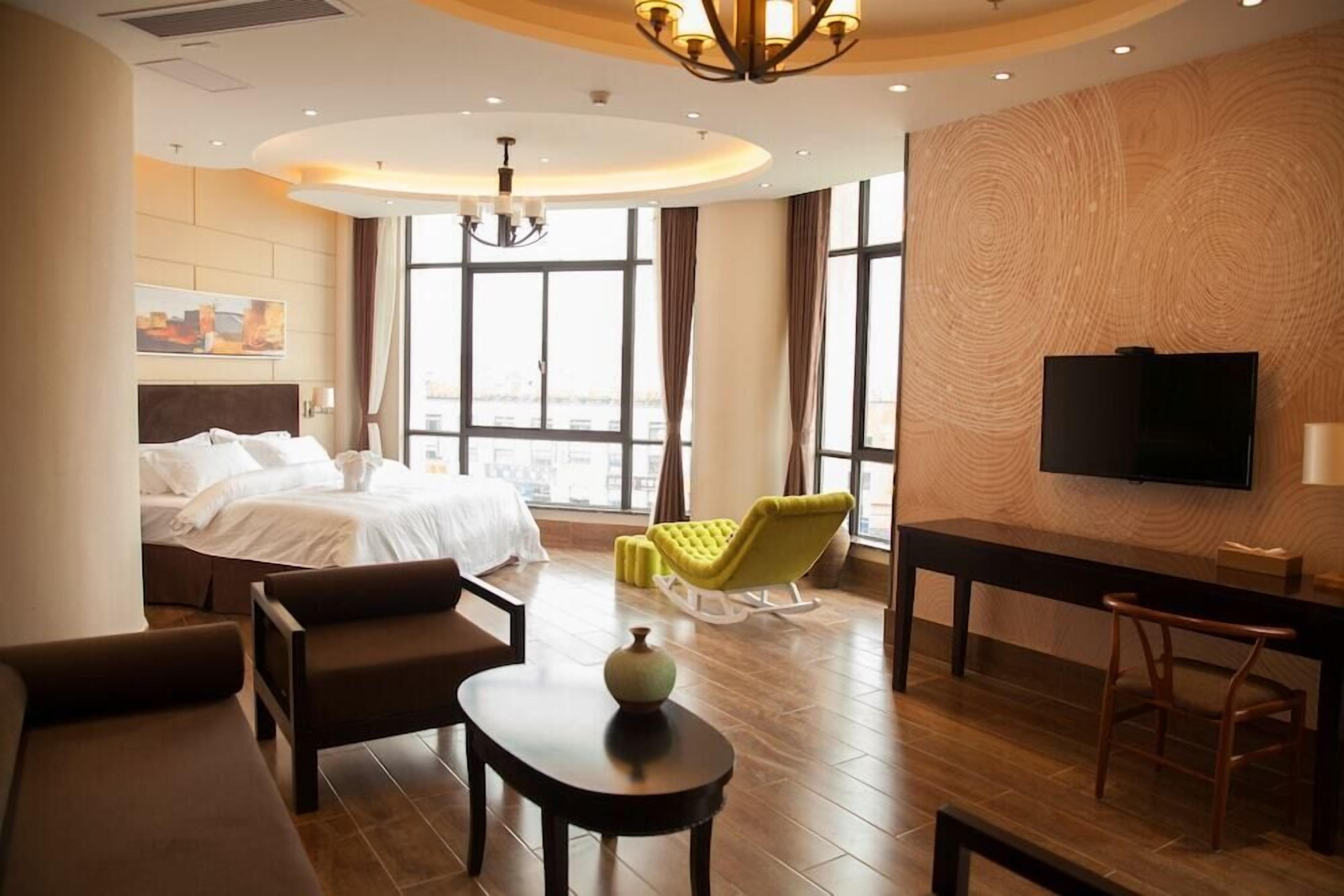 In-room safe, WiFi (free)