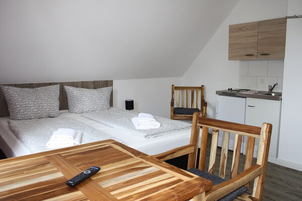 Een bureau, gratis wifi, beddengoed