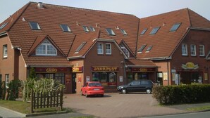 Un edificio con varias fachadas, incluyendo un casino y un restaurante.