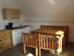 Frigorífico, placa de cocina, cafetera o tetera y hervidor eléctrico