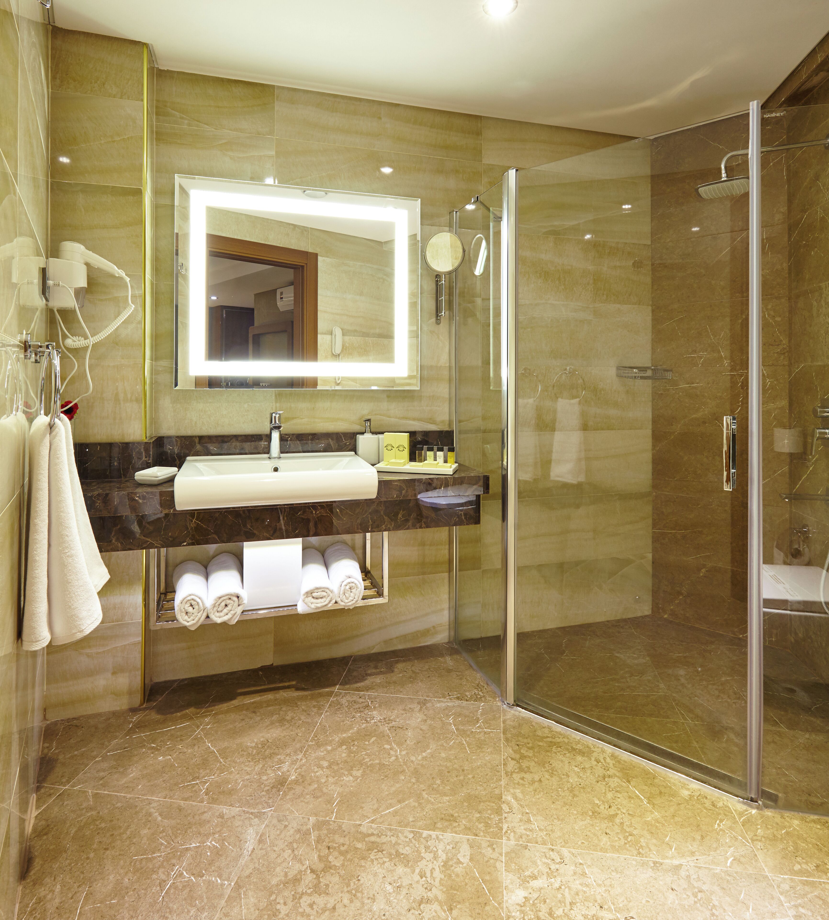 deluxe room | 1 bedroom, minibar, in-room safe, desk