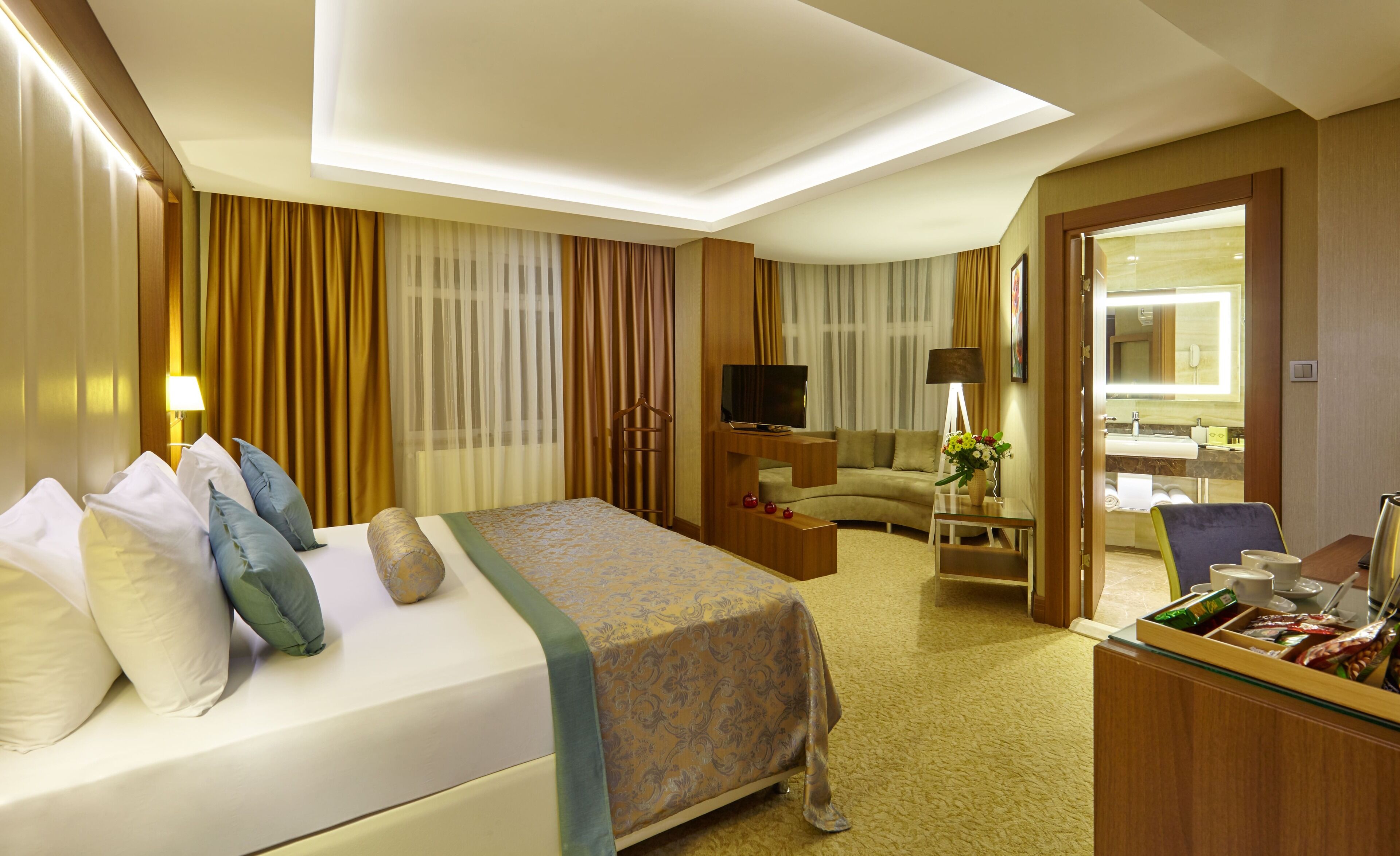 deluxe room | 1 bedroom, minibar, in-room safe, desk