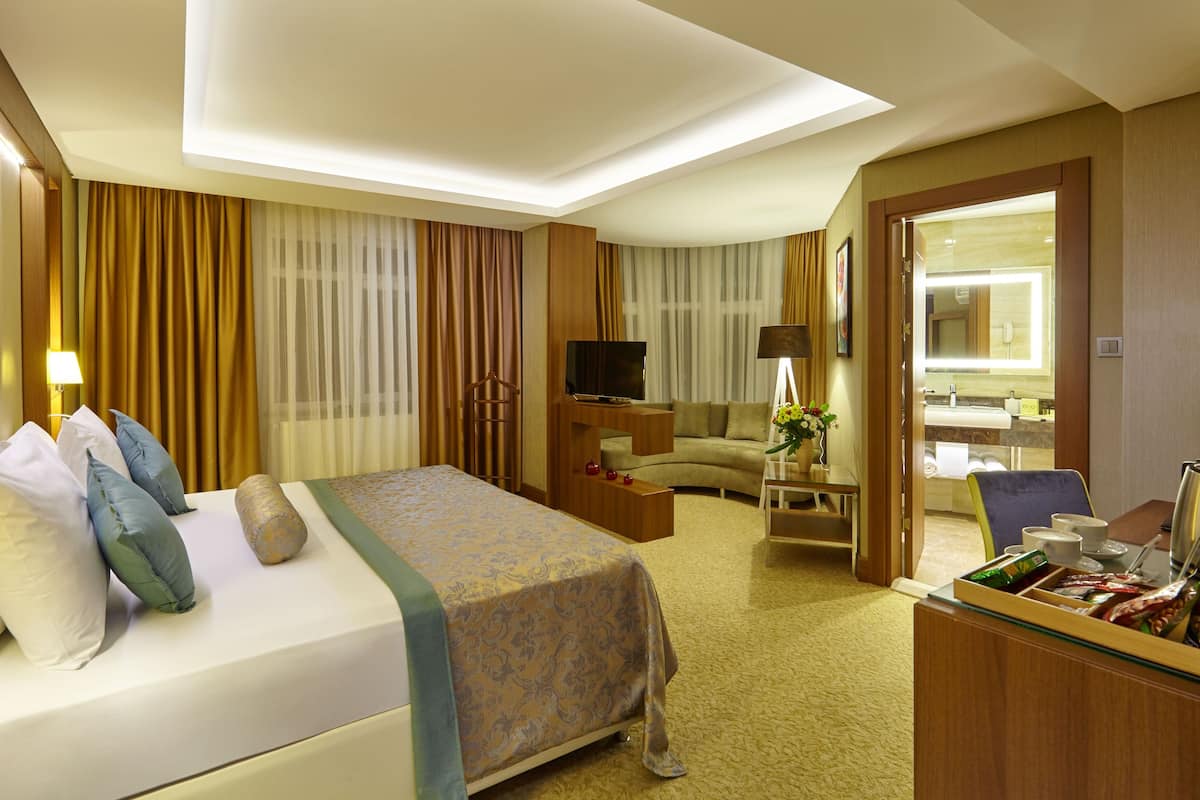 deluxe room | 1 bedroom, minibar, in-room safe, desk