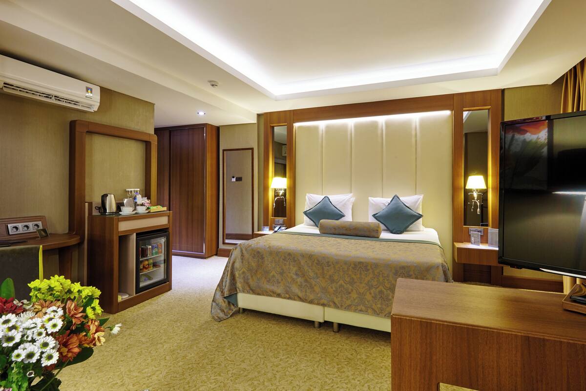 deluxe room | 1 bedroom, minibar, in-room safe, desk