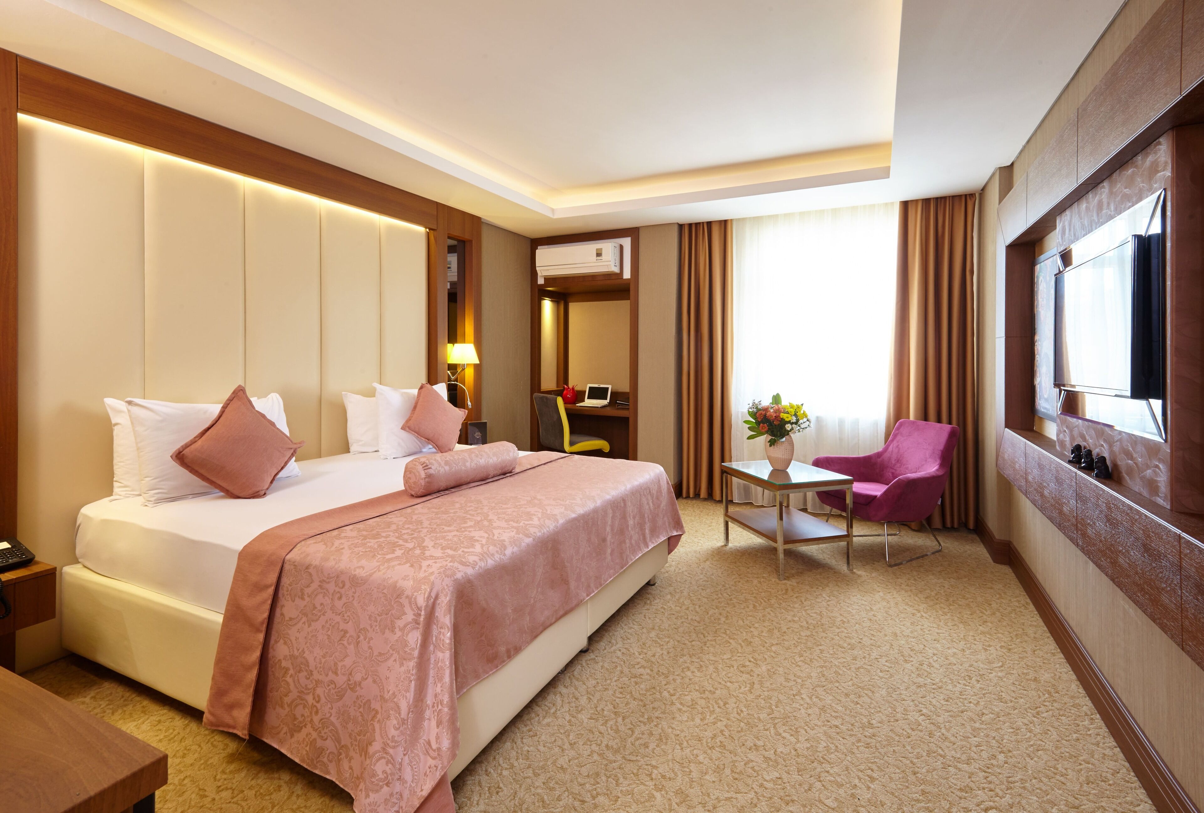 standard room | 1 bedroom, minibar, in-room safe, desk