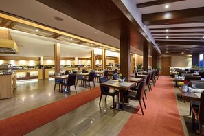 2 間餐廳;供應午餐、晚餐;土耳其菜