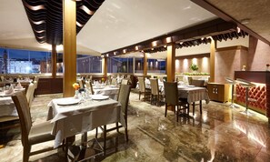 2 restaurants servant le déjeuner et le dîner
