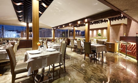 2 restaurantes; se sirve almuerzo y cena; cocina turca