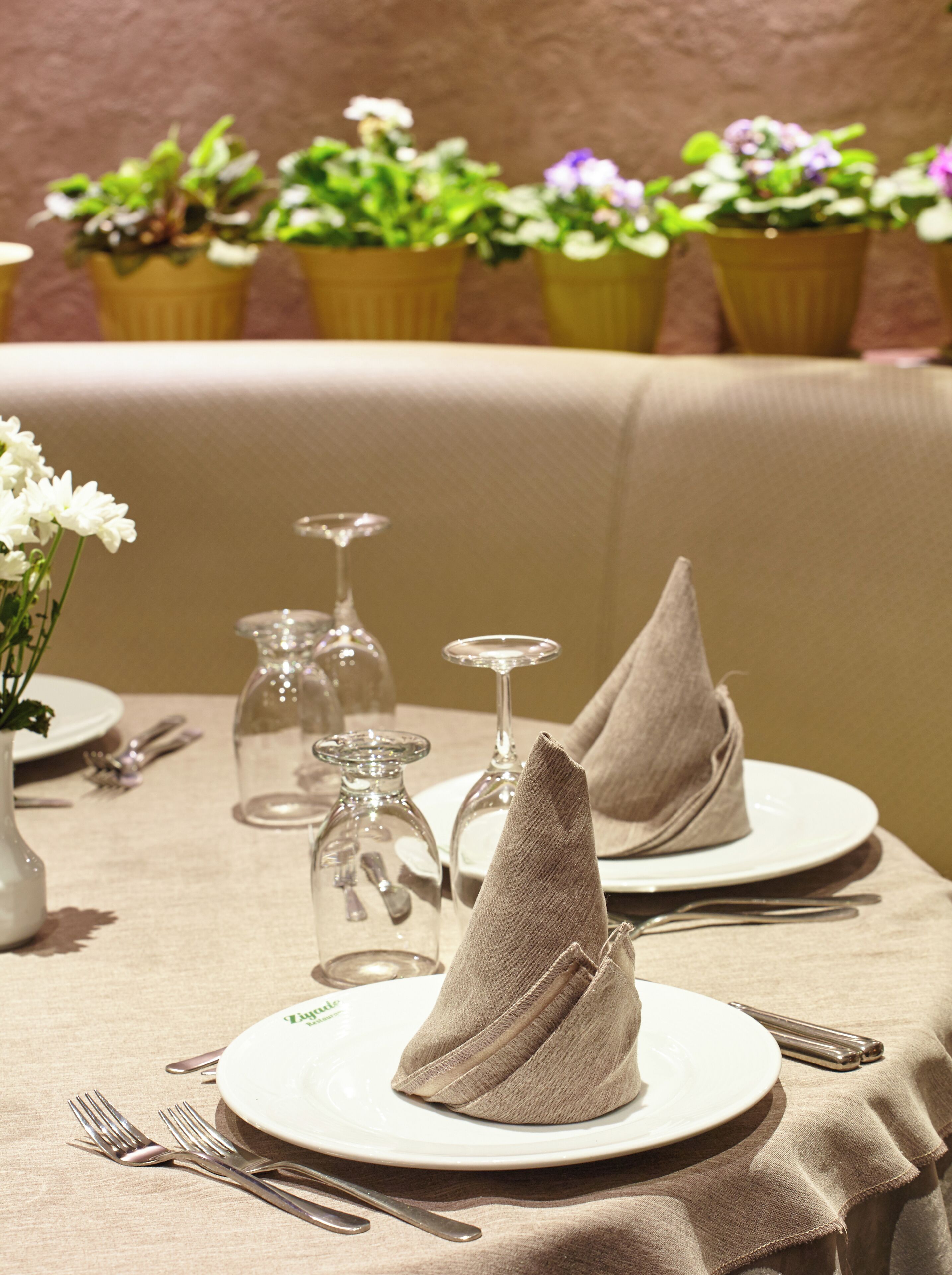 2 restaurants, lunch, dinner served; turkish cuisine