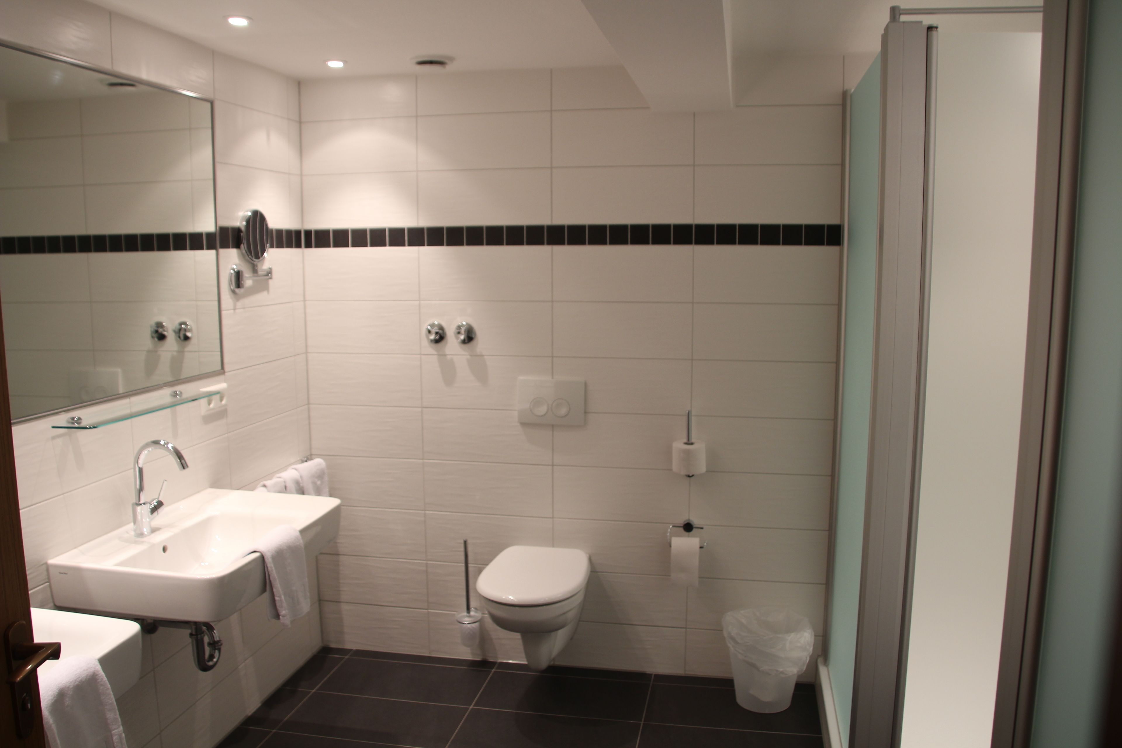 comfort suite, 2 bedrooms, non smoking | bathroom | shower, free toiletries, towels