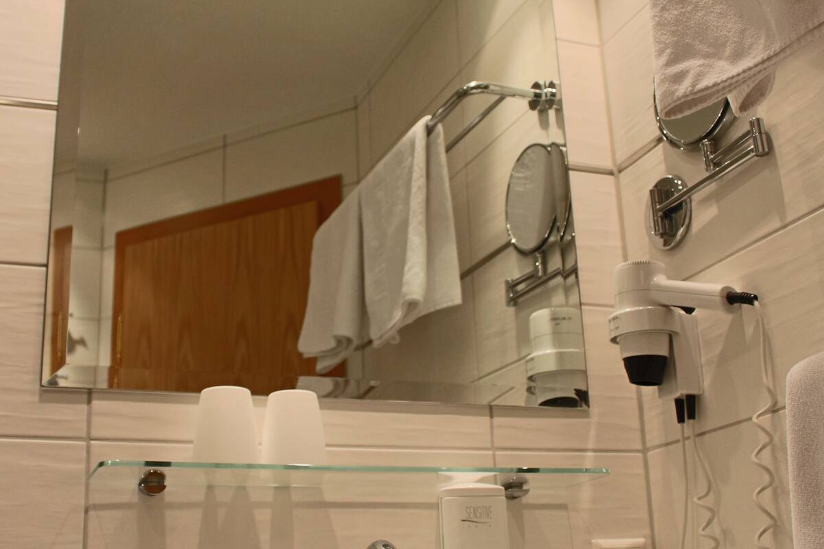 family room, multiple beds, non smoking | premium bedding, in-room safe, desk, free wifi