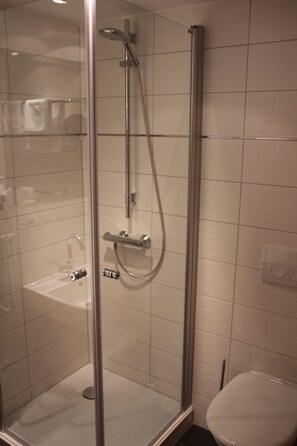 Shower, free toiletries, towels - Central Hotel (Winterberg)