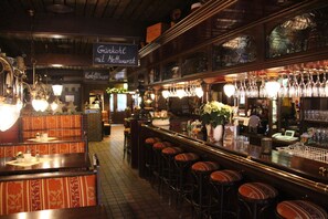 점심 식사 및 저녁 식사 제공, 지역 특선 요리