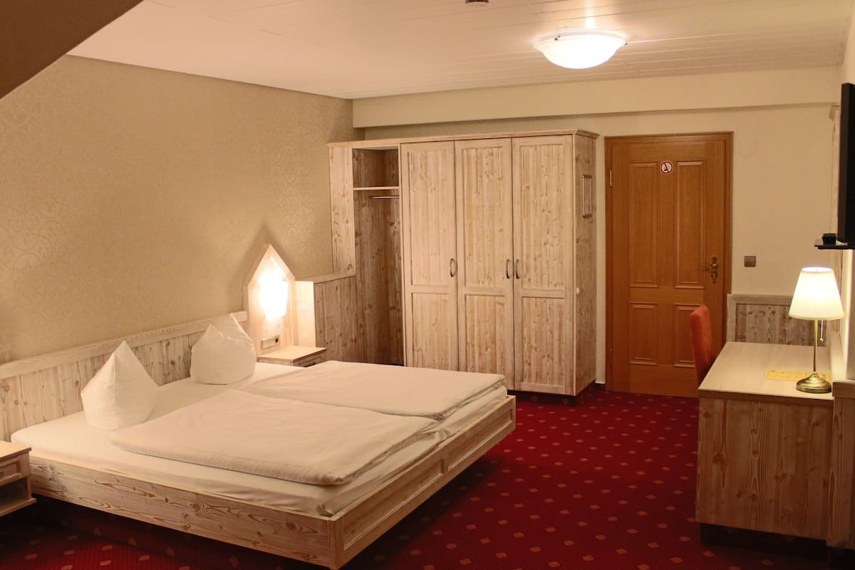 Comfort Double Room, 1 King Bed, Non Smoking | Premium bedding, in-room safe, desk, free WiFi