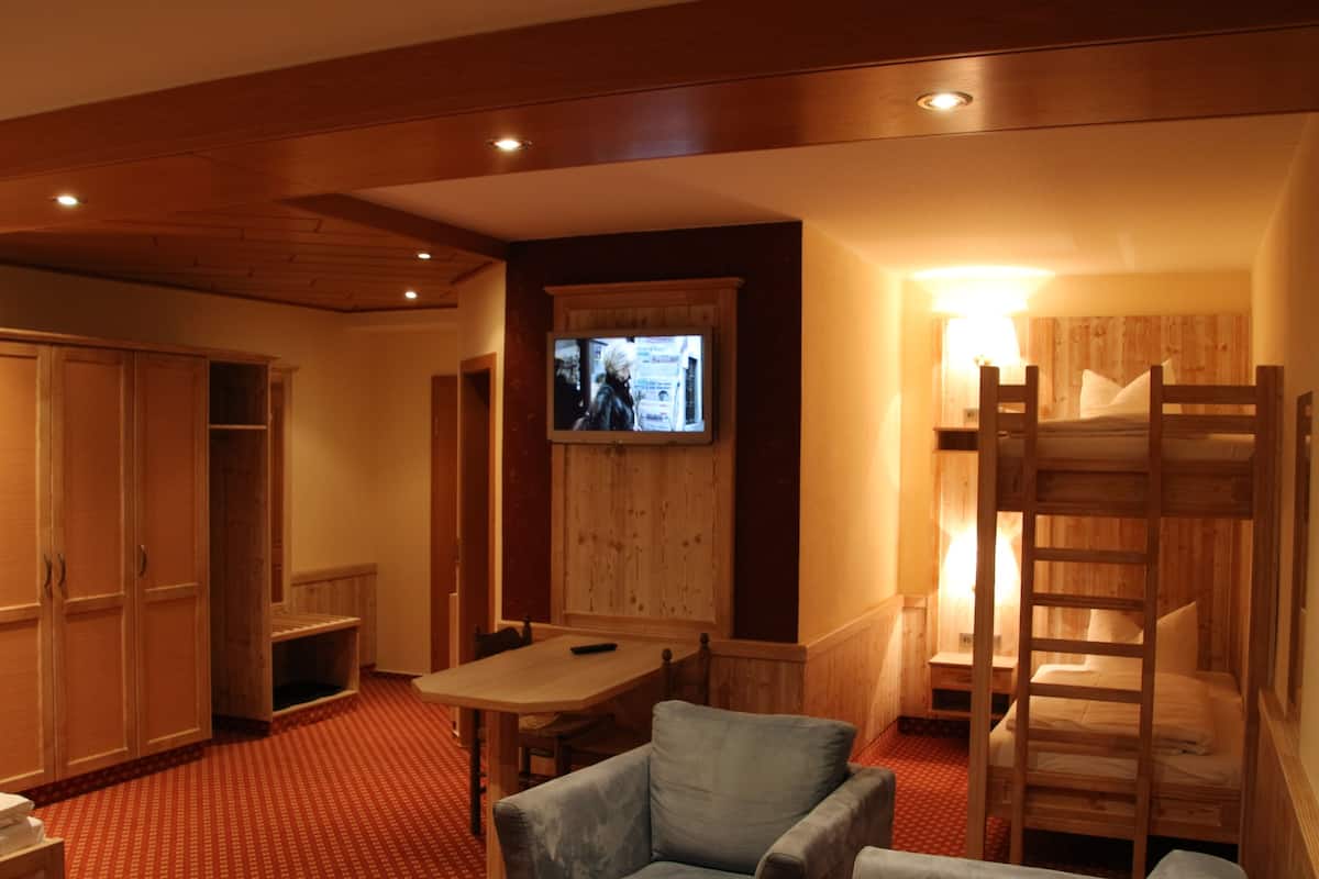 family room, multiple beds, non smoking | premium bedding, in-room safe, desk, free wifi