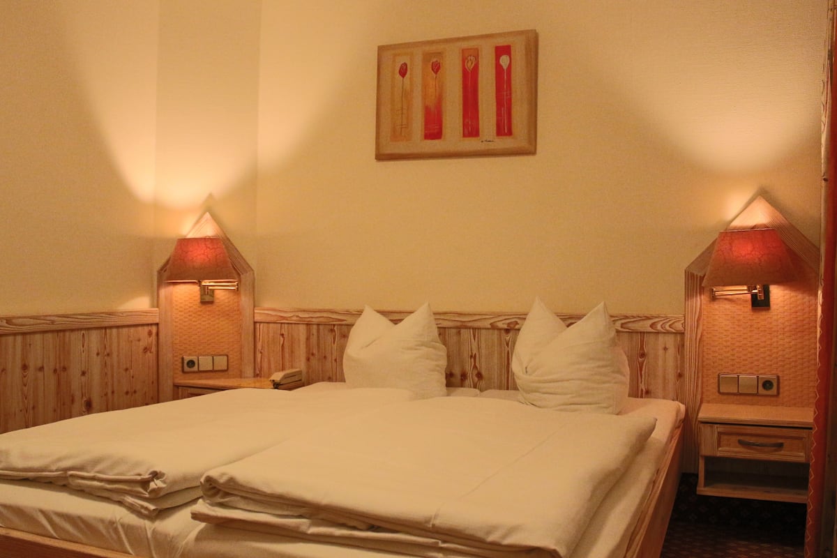 Comfort Single Room, 1 King Bed, Non Smoking | Premium bedding, in-room safe, desk, free WiFi