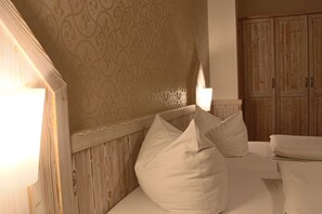 Comfort Double Room, 1 King Bed, Non Smoking | Premium bedding, in-room safe, desk, free WiFi - Central Hotel (Winterberg)