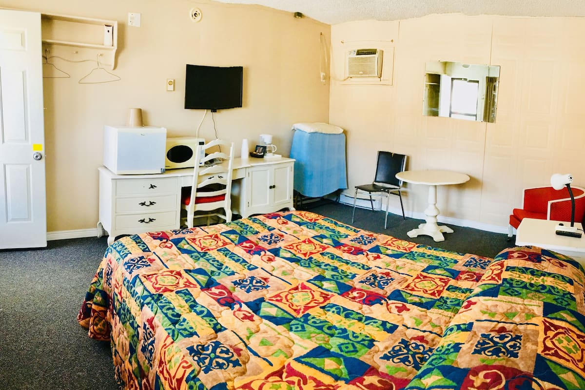 Room, 1 Queen Bed | Desk, free WiFi, bed sheets