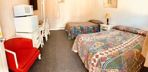 Room, 2 Double Beds | Bathroom | Combined shower/bathtub, free toiletries, towels - Sharptail Motor (Ashern)