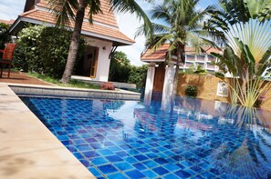 Outdoor pool, pool umbrellas - VIP Chain Resort Pool Villa (Rayong)
