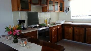 Villa, 3 chambres | Cuisine privée | Grand réfrigérateur, four, plaque de cuisson, cafetiÚre/bouilloire