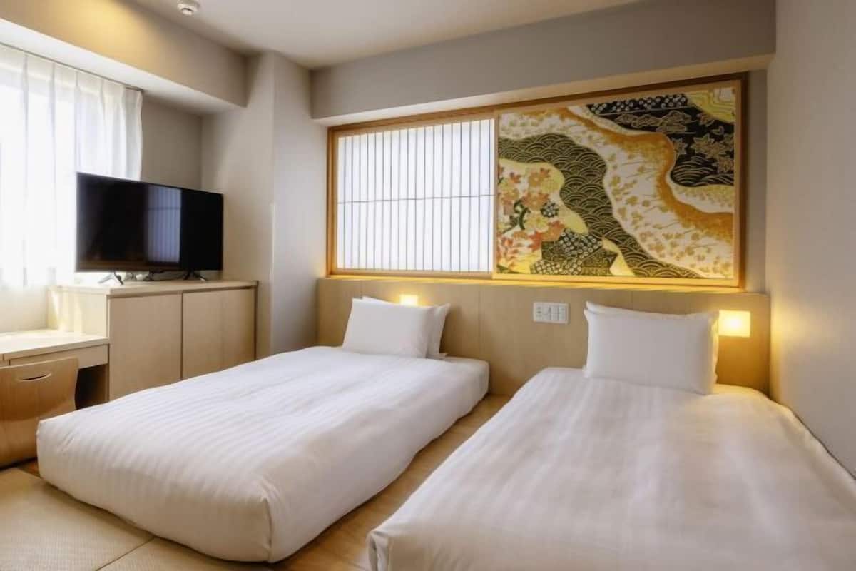 1 kamar tidur, brankas, meja kerja, dan tirai kedap cahaya