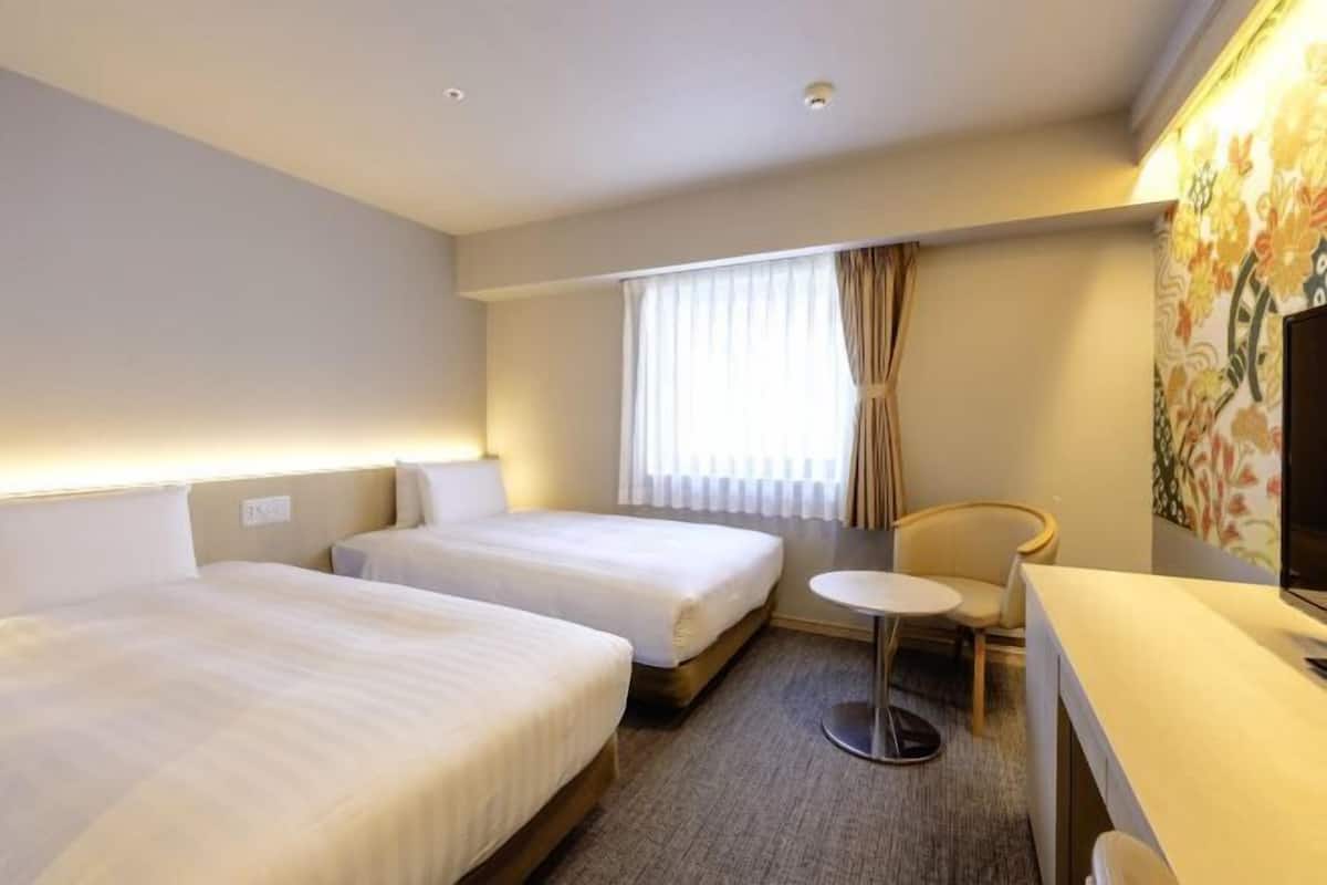 1 kamar tidur, brankas, meja kerja, dan tirai kedap cahaya