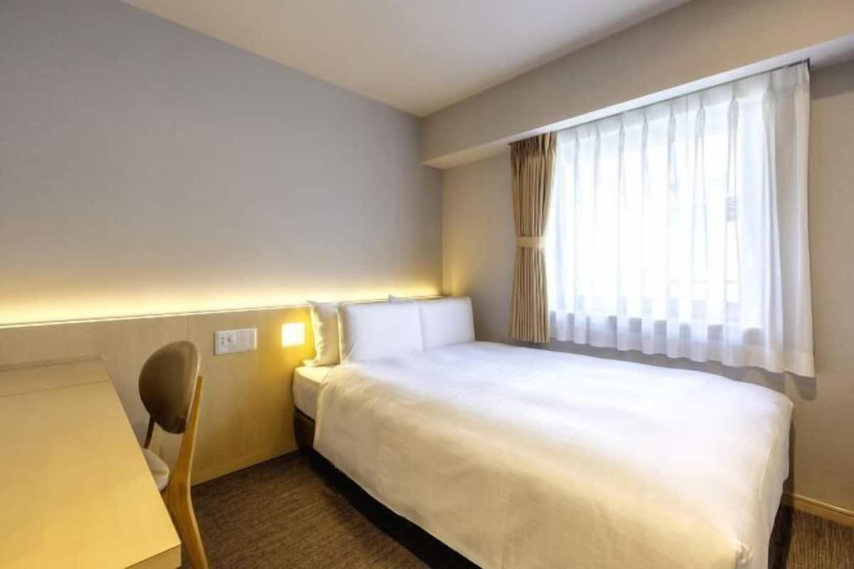 1 kamar tidur, brankas, meja kerja, dan tirai kedap cahaya