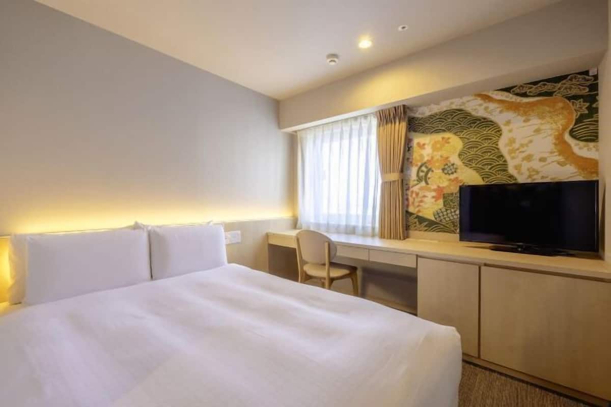 1 kamar tidur, brankas, meja kerja, dan tirai kedap cahaya