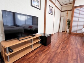 Desk, iron/ironing board, free WiFi, bed sheets - Hondori Inn (Hiroshima)