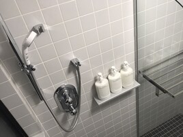 Ducha, artículos de tocador gratuitos, secador de pelo, pantuflas